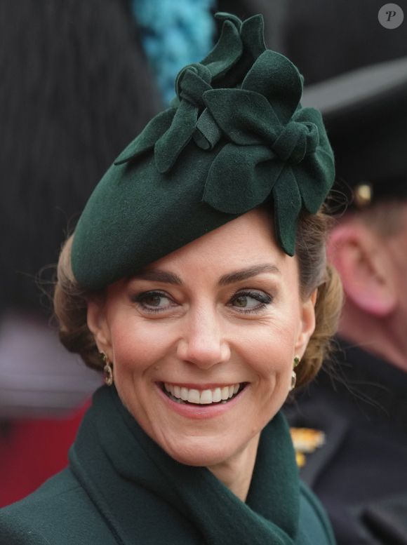 Mais ce qui est plus intéressant encore, c'est le rôle que pourrait jouer l'épouse de James Middleton auprès de sa belle-sœur, Kate Middleton. Selon l'expert interrogé par "Hello !", Alizée Thevenet pourrait en effet "devenir une source de force, d'espoir et d'optimisme pour notre future reine, la princesse Kate". 

Catherine (Kate) Middleton, princesse de Galles, colonel des Irish Guards, visite le régiment lors du défilé de la Saint-Patrick à la caserne Wellington de Londres, Royaume Uni, le 17 mars 2025. © Julien Burton/Bestimage