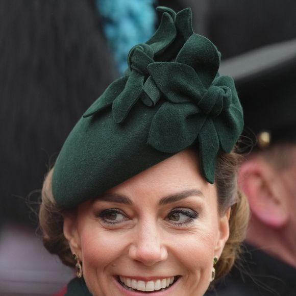 Mais ce qui est plus intéressant encore, c'est le rôle que pourrait jouer l'épouse de James Middleton auprès de sa belle-sœur, Kate Middleton. Selon l'expert interrogé par "Hello !", Alizée Thevenet pourrait en effet "devenir une source de force, d'espoir et d'optimisme pour notre future reine, la princesse Kate". 

Catherine (Kate) Middleton, princesse de Galles, colonel des Irish Guards, visite le régiment lors du défilé de la Saint-Patrick à la caserne Wellington de Londres, Royaume Uni, le 17 mars 2025. © Julien Burton/Bestimage