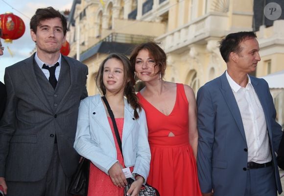 Fusionnelles, Emilie et Milla le sont et physiquement il est impossible de ne pas noter leur ressemblance. Sur des photos Instagram, 

Loïc Corbery, Emilie Dequenne, sa fille Milla, son fiancé Michel Ferracci - Cérémonie de clôture du festival romantique de Cabourg, le 14 juin 2014.