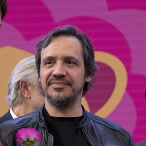 Alexandre Astier, aux côtés de la rose qui porte son nom au Parc des expositions « Eurexpo Lyon » à Chassieu, France, le 3 mars 2023. © Sandrine Thesillat/Panoramic/Bestimage
