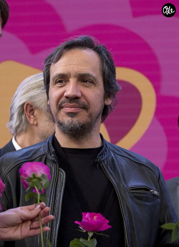Alexandre Astier, aux côtés de la rose qui porte son nom au Parc des expositions « Eurexpo Lyon » à Chassieu, France, le 3 mars 2023. © Sandrine Thesillat/Panoramic/Bestimage