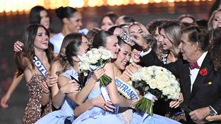 Hinaupoko Devèze : un salaire de "cadre supérieur", un appartement à 1 500 euros de loyer, des cadeaux d'un montant à cinq chiffres… Que remporte Miss France 2026 en succédant à Angélique Angarni-Filopon ?