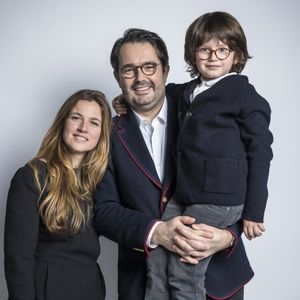 Un projet qui lui tenait à coeur mais qu'elle a eu du mal à sortir. "J'ai longtemps hésité avant d’ajouter mon prénom à côté de celui de Jean François, encore plus pour parler de Cuisine", admet-elle en légende de sa publication.
Exclusif - Jean-François Piège, sa femme Elodie et leur fils Antoine - Backstage - Enregistrement de l'émission "La Chanson secrète 11" à Paris, diffusée le 24 juin sur TF1.
© Jacovides-Moreau / Bestimage