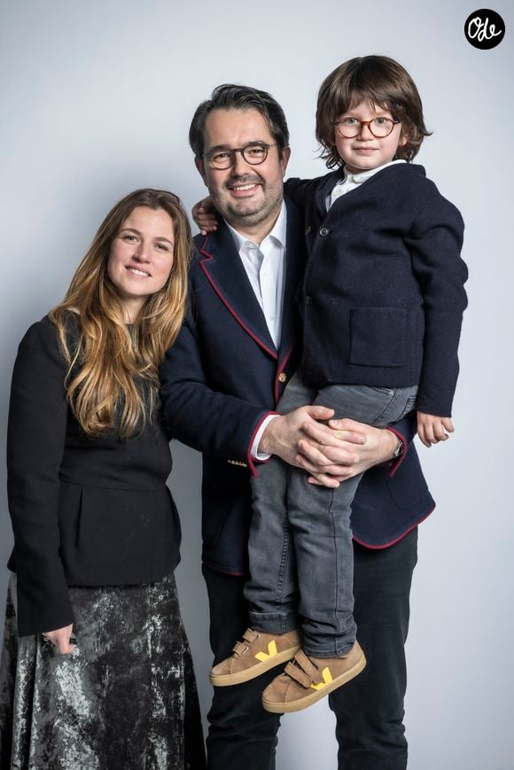 Un projet qui lui tenait à coeur mais qu'elle a eu du mal à sortir. "J'ai longtemps hésité avant d’ajouter mon prénom à côté de celui de Jean François, encore plus pour parler de Cuisine", admet-elle en légende de sa publication.

Exclusif - Jean-François Piège, sa femme Elodie et leur fils Antoine - Backstage - Enregistrement de l'émission "La Chanson secrète 11" à Paris, diffusée le 24 juin sur TF1.

© Jacovides-Moreau / Bestimage