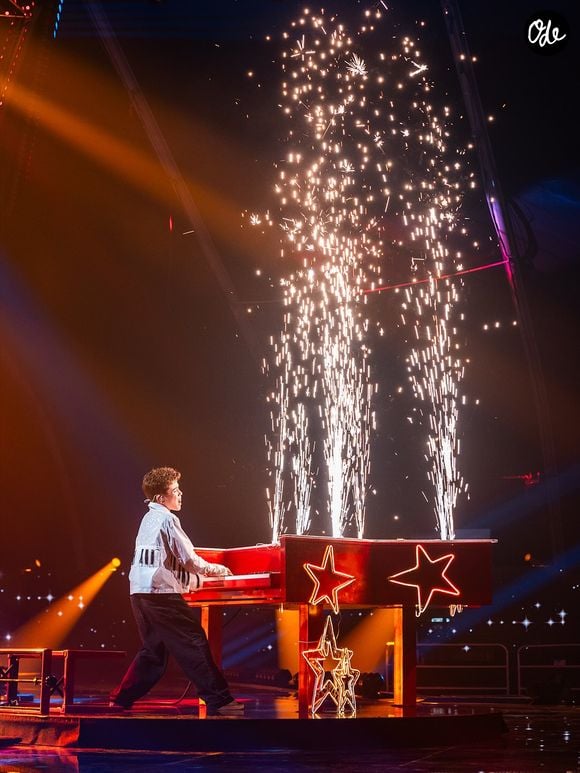 La musique l’accompagne depuis l’enfance : il commence le piano à 5 ans, découvre la guitare à 7 ans et pratique le saxophone jusqu’à ses 10 ans, avant de se consacrer davantage au chant.

Alec, candidat à l'Eurovision qui représentera la France @Instagram