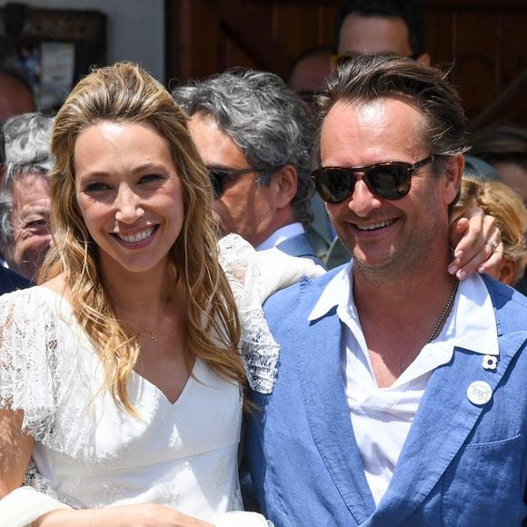 La succession de Johnny Hallyday s’est conclue en juillet 2020 par un accord entre Laeticia Hallyday et les deux aînés du chanteur, David et Laura, comme l’ont révélé nos confrères de Paris Match. 

Nathalie Baye, Bernard Montiel, Jean-Louis Borloo, David Hallyday - Mariage de Laura Smet et Raphaël Lancrey-Javal à l'église Notre-Dame des Flots au Cap-Ferret le jour de l'anniversaire de son père Johnny Hallyday.

Agence / Bestimage