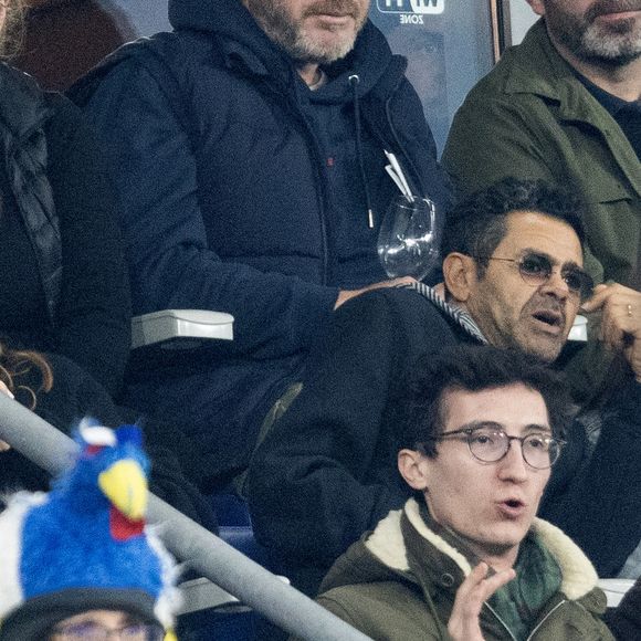 Jamel Debbouze avec sa femme Mélissa Theuriau et leur fille Lila Debbouze - Célébrités dans les tribunes du quart de finale de la Ligue des Nations de l'UEFA 2025 "France - Croatie (2-0 / tab 5-4)" au Stade de France à Saint-Denis le 23 mars 2025. © Cyril Moreau/Bestimage