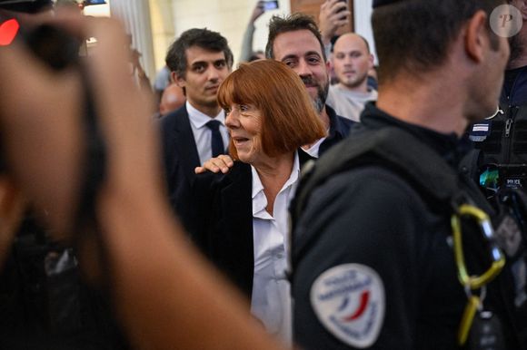 Gisèle Pelicot quitte la cour d'appel à la fin du troisième jour du procès en appel de l'un des co-accusés dans l'affaire dite du viol de Mazan à Nîmes, France, le 8 octobre 2025. Photo par Laurent Coust/ABACAPRESS.COM