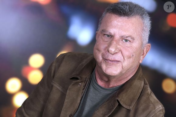 Un courrier que l'animateur n'a jamais ouvert... mais qu'il garde précieusement.

Exclusif - Portrait de Pascal Bataille à Paris, le 11 décembre 2024.
© Cédric Perrin/Bestimage