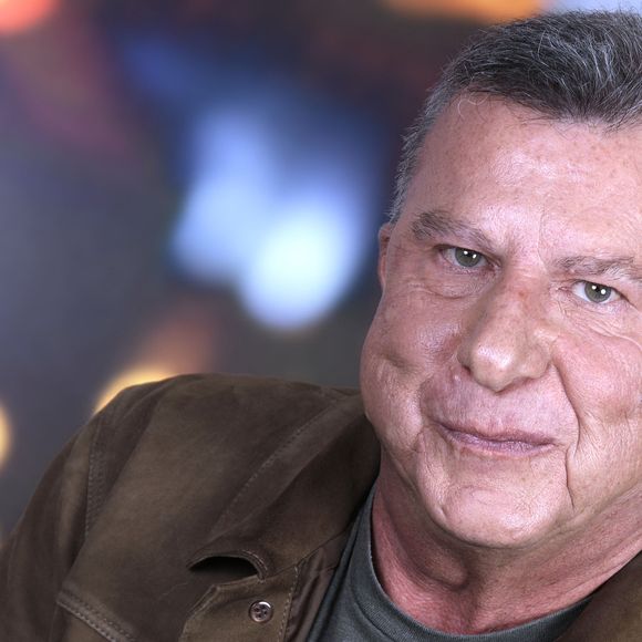 Un courrier que l'animateur n'a jamais ouvert... mais qu'il garde précieusement.

Exclusif - Portrait de Pascal Bataille à Paris, le 11 décembre 2024.
© Cédric Perrin/Bestimage