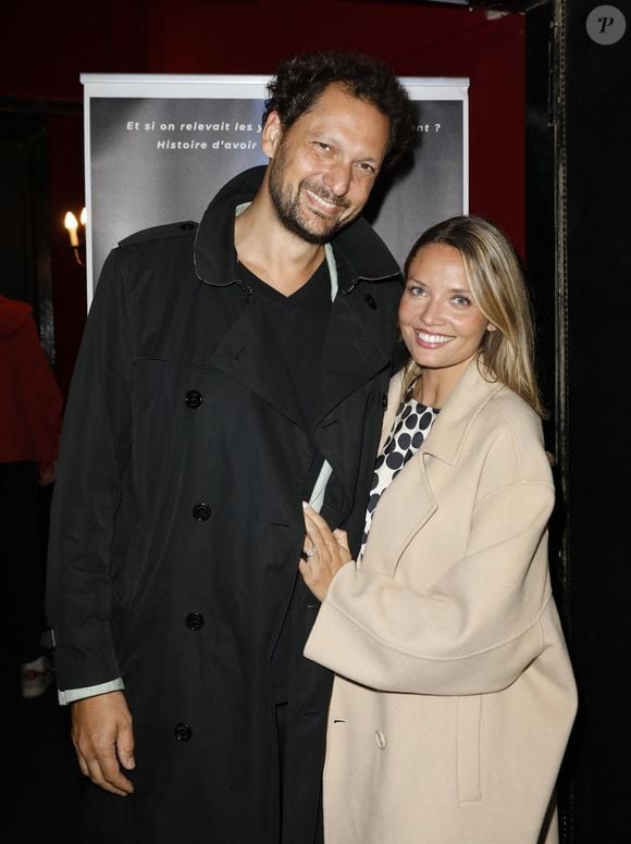 Comme à son habitude, Gennifer Demey apparaît radieuse. Exclusif - Eric Antoine et sa femme Gennifer Demey - Célébrités assistent au spectacle "Dans les étoiles" par l'astrophysicien David Elbaz au théâtre de la Gaîté Montparnasse à Paris le 22 september 2025. © Marc Ausset-Lacroix/Bestimage
