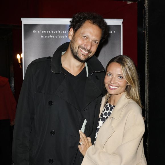 Comme à son habitude, Gennifer Demey apparaît radieuse.

Exclusif - Eric Antoine et sa femme Gennifer Demey - Célébrités assistent au spectacle "Dans les étoiles" par l'astrophysicien David Elbaz au théâtre de la Gaîté Montparnasse à Paris  le 22 september 2025. © Marc Ausset-Lacroix/Bestimage