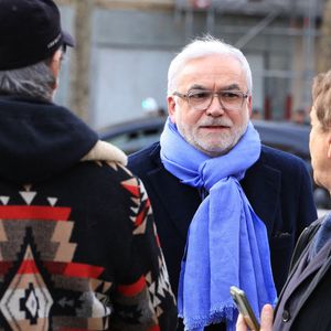 Pascal Praud arrive à la cérémonie funéraire de Rolland Courbis à l'église de la Madeleine à Paris, France, le 14 janvier 2026. Rolland Courbis, ancien footballeur français, entraîneur et commentateur médiatique au franc-parler, est décédé à l'âge de 72 ans. Photo par Jerome Domine/ABACAPRESS.COM