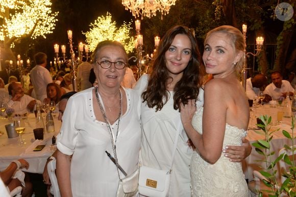 Lorsque ses parents se sont séparés, elle était partie vivre avec sa mère

Exclusif - Emmanuelle Béart avec sa maman Geneviève Galéa et sa fille Nelly Auteuil - 20ème édition de la soirée Blanche aux Moulins de Ramatuelle à Saint-Tropez le 12 juillet 2015.
© Rachid Bellak / LMS / Bestimage