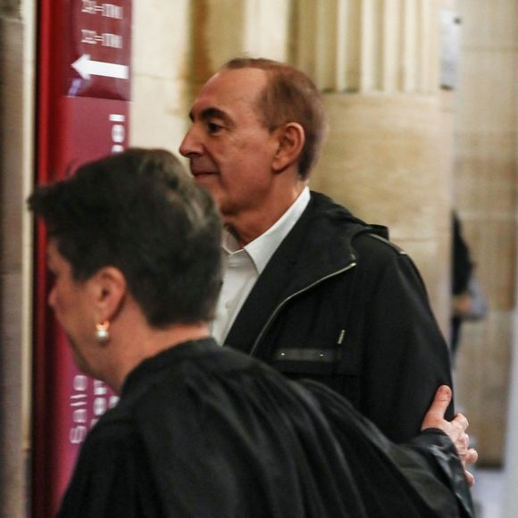 L'animateur et producteur de télévision français Jean-Marc Morandini arrive avec son avocate Florence Rault au palais de justice (tribunal) de Paris, France, le 27 novembre 2024, avant une audience de son procès en appel pour "corruption de mineurs" sur trois adolescents entre 2009 et 2016. © Christophe Clovis/Bestimage
