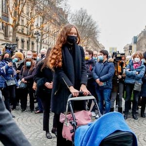 Sasha (Fille d'Igor) et son bébé - Arrivées à la messe en hommage aux frères Igor et Grichka Bogdanoff (Bogdanov) en l'église de La Madeleine à Paris. Le 10 janvier 2022
© Jacovides-Moreau / Bestimage