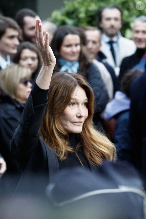 Carla Bruni - La famille et les soutiens de Nicolas Sarkozy se sont réunis devant son domicile le jour de son incarcération à la prison de la Santé à Paris le 21 octobre 2025.

© Moreau / Jacovides / Bestimage