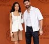 Les tourtereaux qui se sont dit "oui" sur la Côte d'Azur en 2024 ont trouvé là un terrain commun entre leurs deux carrières. 

Cyril Benzaquen et sa femme Amel - Les célébrités au photocall du village lors des Internationaux de France de Tennis de Roland Garros 2026. Paris, le 31 mai 2026. © Jacovides / Bestimage