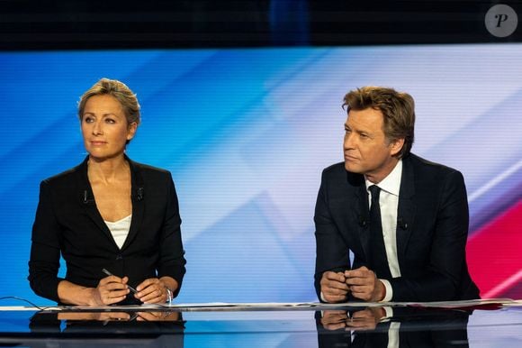 Le départ d’Anne-Sophie Lapix du 20h de France 2 continue également d’intriguer.

Les journalistes français Anne Sophie Lapix et Laurent Delahousse sur le plateau de l'émission spéciale sur les élections présidentielles de la télévision publique française France 2, à Paris, France le 24 avril 2022. Photo par Ammar Abd Rabbo/ABACAPRESS.COM