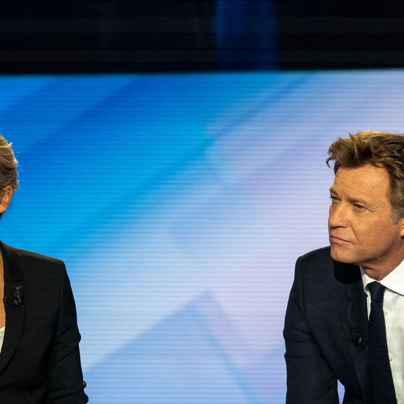 Le départ d’Anne-Sophie Lapix du 20h de France 2 continue également d’intriguer.

Les journalistes français Anne Sophie Lapix et Laurent Delahousse sur le plateau de l'émission spéciale sur les élections présidentielles de la télévision publique française France 2, à Paris, France le 24 avril 2022. Photo par Ammar Abd Rabbo/ABACAPRESS.COM
