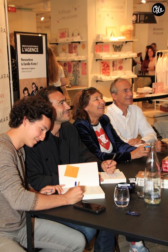 Raphael Kretz, Valentin Kretz, Sandrine Kretz, Olivier Kretz - La famille Kretz (série L'Agence sur TMC et Netflix) dédicace son livre "Bienvenue à l'Agence" au BHV Marais à Paris le 14 mai 2024. © Philippe Baldini/Bestimage