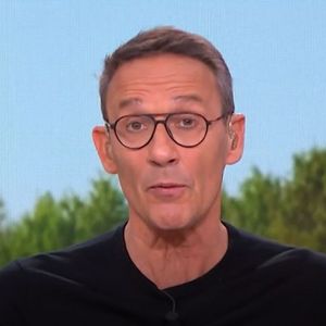 Julien Courbet s'est pris de passion pour l'équitation par hasard en accompagnant sa fille dans un haras.

Julien Courbet  - capture d'écran M6