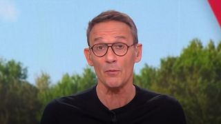 "J'ai même voulu arrêter mon métier" : La vie de Julien Courbet, "dans une toute petite maison à la campagne", lui a fait repenser ses projets d'avenir