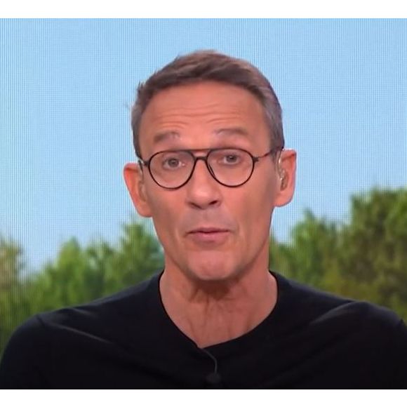 Julien Courbet s'est pris de passion pour l'équitation par hasard en accompagnant sa fille dans un haras.

Julien Courbet  - capture d'écran M6