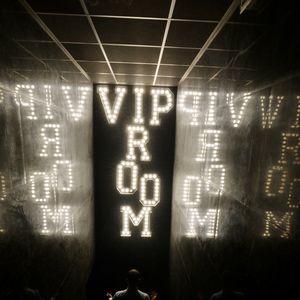 J.Roch a reçu ses amis pour fêter la fermeture de son célèbre club privé, "VIP Room" à Saint-Tropez, après 29 ans d'existence, le 5 avril 2026. Après un dernier week-end de fête, du 3 au 5 avril 2026, le célèbre établissement sera remplacé par le "Lilly's Club".
© Luc Boutria / Nice Matin / Bestimage