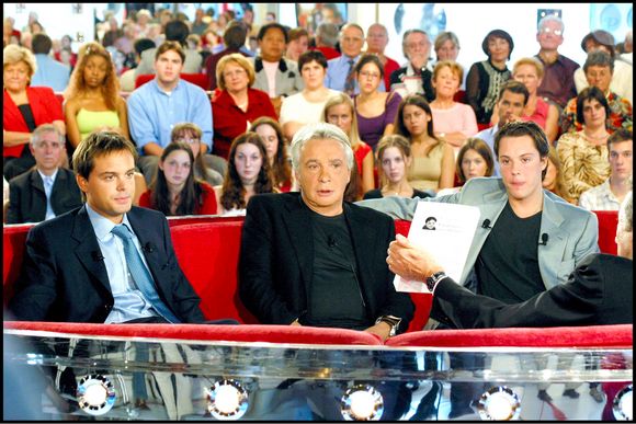Michel Sardou entouré de ses deux fils Romain et Davy lors de l'enregistrement de l'émission Vivement Dimanche de Michel Drucker, à Paris, France, le 25 septembre 2002. © Guillaume Gaffiot/Bestimage
