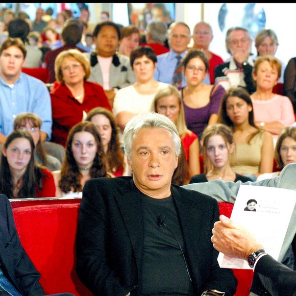 Michel Sardou entouré de ses deux fils Romain et Davy lors de l'enregistrement de l'émission Vivement Dimanche de Michel Drucker, à Paris, France, le 25 septembre 2002. © Guillaume Gaffiot/Bestimage