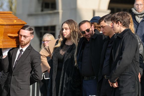 Milla Savarese, la fille de la défunte, le veuf Michel Ferracci et ses fils Enzo Ferracci et Maël Ferracci à la sortie des obsèques d'Emilie Dequenne au cimetière Père Lachaise à Paris, France, le 26 mars 2025. © Cyril Moreau/Bestimage