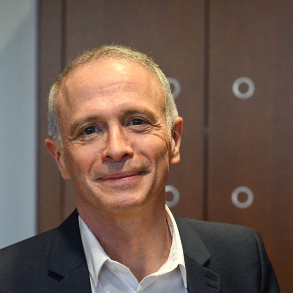 Le présentateur et créateur de contenus Samuel Etienne arrive pour son audition devant la Commission d'enquête sur la neutralité, le fonctionnement et le financement de l'audiovisuel public à l'Assemblée nationale française à Paris le 24 février 2026. Photo par Firas Abdullah/ABACAPRESS.COM