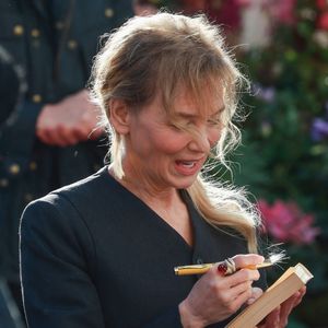 Renee Zellweger lors de l'inauguration de la statue "Bridget Jones Scenes in the Square" à Londres, Royaume Uni, le 17 novembre 2025. © Backgrid UK/Bestimage