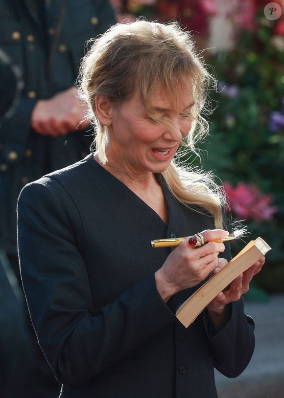 Renee Zellweger lors de l'inauguration de la statue "Bridget Jones Scenes in the Square" à Londres, Royaume Uni, le 17 novembre 2025. © Backgrid UK/Bestimage