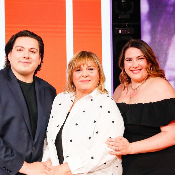 Exclusif - Michèle Bernier et ses enfants Enzo et Charlotte Gaccio lors du backstage de l'enregistrement de l'émission "Famille je vous aime" présentée par M. Drucker et qui sera diffusée le 13 juin 2025 sur France 3, aux Studios rive gauche à Paris, France, le 14 avril 2025. © Clovis-Gaffiot/Bestimage
Tout au long de sa carrière, Michel Drucker a interviewé les parents de ses invités pour comprendre leur parcours. Il a tissé des liens avec chacune de leur famille. Voilà comment est née l'idée de " Famille je vous aime ".

Cette émission diffusée en prime time sur France 3, entre la Fête des Mères et la Fête des Pères, a pour thème principal la transmission.

La famille a toujours inspiré les artistes que ce soit en chanson ou en humour. Gad Elmaleh, le parrain de cette première émission sera accompagné de Régine et David, ses parents. Il y aura également Dany Brillant, Anne Roumanoff, Roman Doduick et leur maman, Michèle Bernier, Laurent Voulzy, Gérard Lanvin, Louis Chedid, Michel et Beatrice Leeb et leurs enfants, mais aussi David Hallyday et Olivier de Benoist dont les récents spectacles abordent ce sujet.

Entre émotion et fous rires, nous n'avons pas fini d'aimer ces drôles de Familles !