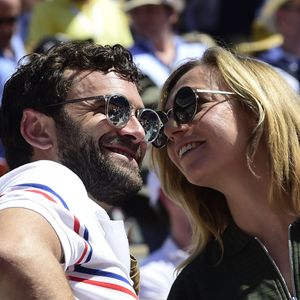 La star de "Scènes de ménages" a eu un fils, Vasco, avec Clément Séjourné. Un comédien qui a fait sa formation au Conservatoire d'art dramatique de Marcoussis. 

Amélie Etasse et Clement Sejourné dans les tribunes lors des internationaux de tennis de Roland Garros à Paris, France, le 1er juin 2019. © Jean-Baptiste Autissier/Panoramic/Bestimage