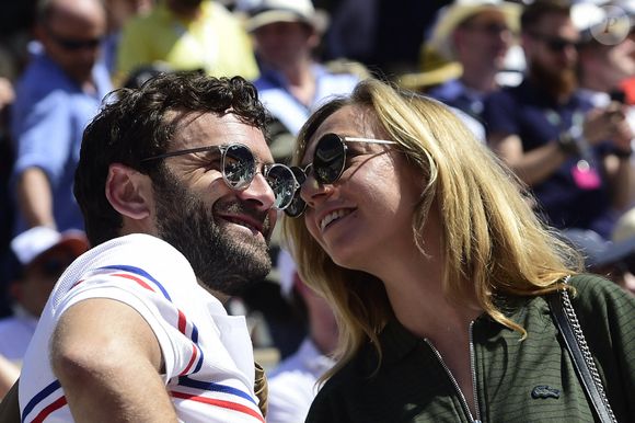 La star de "Scènes de ménages" a eu un fils, Vasco, avec Clément Séjourné. Un comédien qui a fait sa formation au Conservatoire d'art dramatique de Marcoussis. 

Amélie Etasse et Clement Sejourné dans les tribunes lors des internationaux de tennis de Roland Garros à Paris, France, le 1er juin 2019. © Jean-Baptiste Autissier/Panoramic/Bestimage