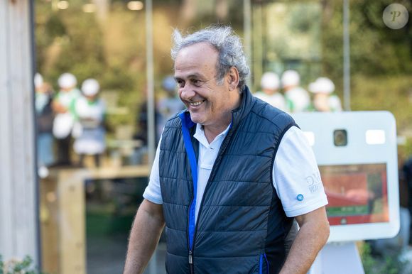 C'est dans les Bouches-du-Rhône, précisément du côté de Cassis, que la légende du football s'est installée en famille.

Michel Platini aux Baux-de-Provence. Le 6 octobre 2022.
Photo par Stéphanie Gouiran / Panoramic / Bestimage