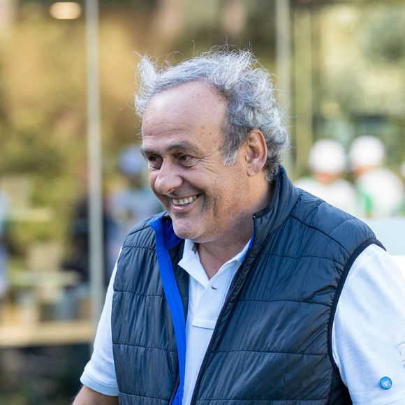 C'est dans les Bouches-du-Rhône, précisément du côté de Cassis, que la légende du football s'est installée en famille.

Michel Platini aux Baux-de-Provence. Le 6 octobre 2022.
Photo par Stéphanie Gouiran / Panoramic / Bestimage