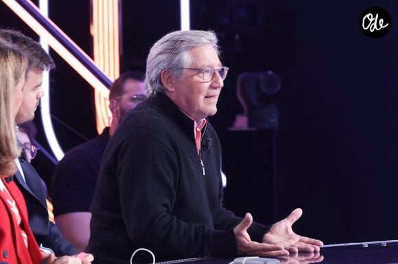 Patrick Sabatier sur le plateau de l’enregistrement de l’émission « Face à Hanouna » présentée par C.Hanouna et diffusée sur C8 le 12 octobre 2024, à Paris, France, le 10 octobre 2024. © Jack Tribeca / Bestimage