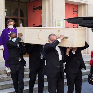 Marthe Mercadier, grande figure du théâtre français, est décédée à 92 ans dans la précarité et l’indifférence générale. 

Les obsèques de Marthe Mercadier à la Paroisse sainte Hélène. Photo par Nasser Berzane/ABACAPRESS.COM