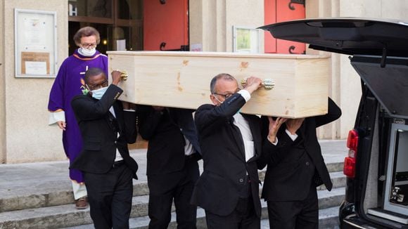 Cette grande comédienne s'est éteinte dans l'oubli, sa fille n'a pas pu lui offrir un départ digne de ce nom : "Ce n’était pas l’église de la Madeleine, personne n’est venu..."