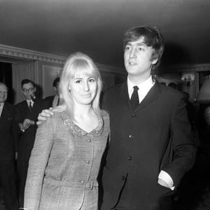 Le déjeuner littéraire de Foyles en l'honneur de M. John Lennon (des Beatles) pour marquer la publication de son livre "in his own write" s'est tenu aujourd'hui à l'hôtel Dorchester, Park Lane, Londres. John Lennon était présent avec sa femme Cynthia, ainsi que de nombreuses célébrités. 23.04.1964 Photo T Dixon/News Licensing/ABACAPRESS.COM