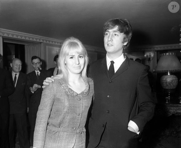 Le déjeuner littéraire de Foyles en l'honneur de M. John Lennon (des Beatles) pour marquer la publication de son livre "in his own write" s'est tenu aujourd'hui à l'hôtel Dorchester, Park Lane, Londres. John Lennon était présent avec sa femme Cynthia, ainsi que de nombreuses célébrités. 23.04.1964 Photo T Dixon/News Licensing/ABACAPRESS.COM