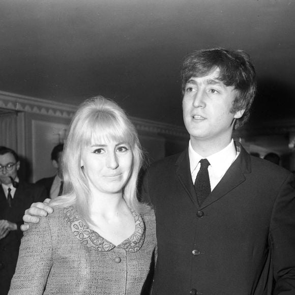 Le déjeuner littéraire de Foyles en l'honneur de M. John Lennon (des Beatles) pour marquer la publication de son livre "in his own write" s'est tenu aujourd'hui à l'hôtel Dorchester, Park Lane, Londres. John Lennon était présent avec sa femme Cynthia, ainsi que de nombreuses célébrités. 23.04.1964 Photo T Dixon/News Licensing/ABACAPRESS.COM