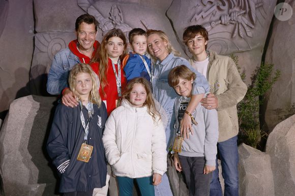 Exclusif - Elodie Gossuin et son mari Bertrand Lacherie en famille avec leurs 4 enfants et leur neveu.
Bertrand Lacherie, Rose, le neuveu d'Elodie Lucien, Elodie Gossuin, Jules,
Joséphine, Guest, Léonard lors de l'inauguration du festival Toutatis au Parc Asterix à Plailly le 12 mai 2023.

© Christophe Aubert via Bestimage