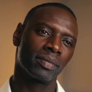 "Ils racontent cette histoire qui est complètement fausse [...] Ça ne m’affecte pas personnellement, ça n’a pas d’incidence sur ma vie", a-t-il confié dans le portrait de la semaine de "Sept à Huit" sur TF1 ce 14 septembre 2025.

Omar Sy dans le portrait de la semaine de "Sept à Huit" sur TF1 le 14 septembre 2025