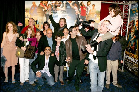 “Je reçois tous les jours des messages de garçon qui me disent : ‘Quand j’étais petit, j’étais amoureux de toi’”, ajoute-t-elle

Archive - Jean-Paul Rouve et Jean Benguigui entouré par les enfants du film à l'avant-première de Nos Jours Heureux, au cinéma UGC Normandy. Guillaume Gaffiot/Bestimage
