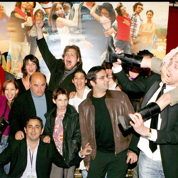 “Je reçois tous les jours des messages de garçon qui me disent : ‘Quand j’étais petit, j’étais amoureux de toi’”, ajoute-t-elle

Archive - Jean-Paul Rouve et Jean Benguigui entouré par les enfants du film à l'avant-première de Nos Jours Heureux, au cinéma UGC Normandy. Guillaume Gaffiot/Bestimage